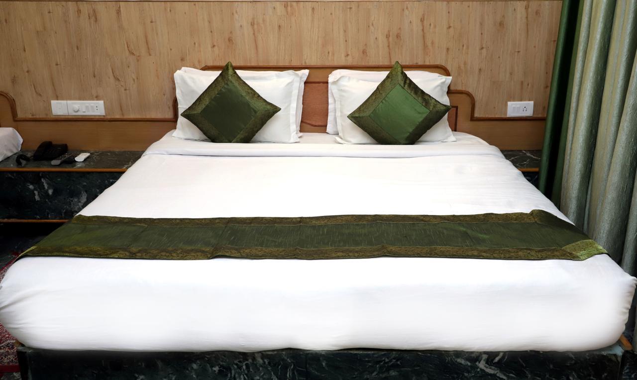Oyo 22075 Hotel Bali Palace Katra  Kültér fotó