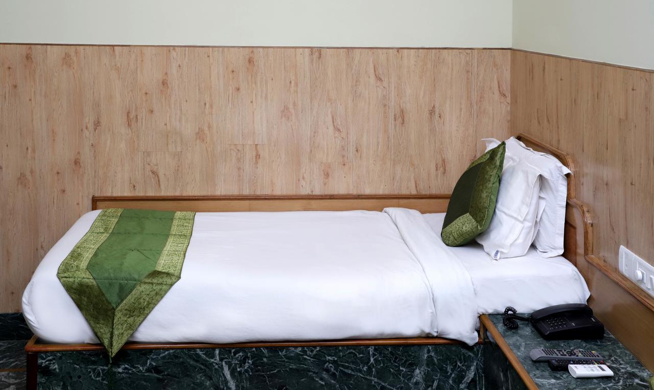 Oyo 22075 Hotel Bali Palace Katra  Kültér fotó